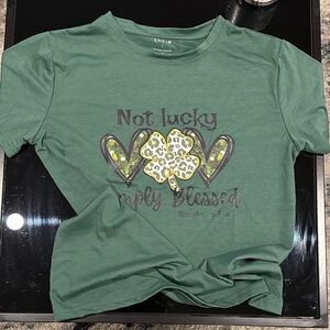 🎁GWP SHEIN Olive Green Tee with Heart and Clover Design with free earrings 🎁🍀